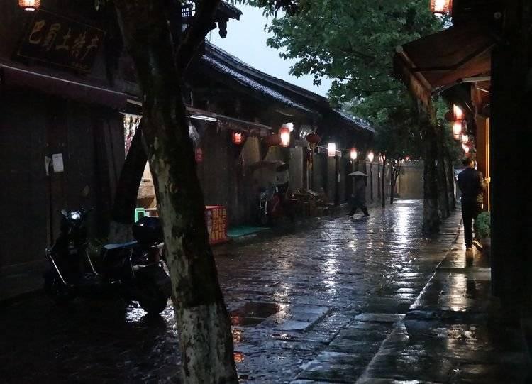 可爱的女生解救